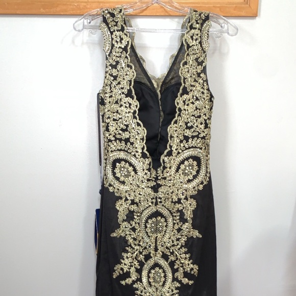 Black and gold embellished wide V- neck gown - Picture 16 of 16